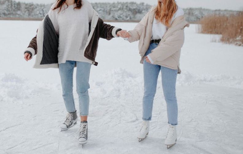 Zwei Frauen auf Eis
