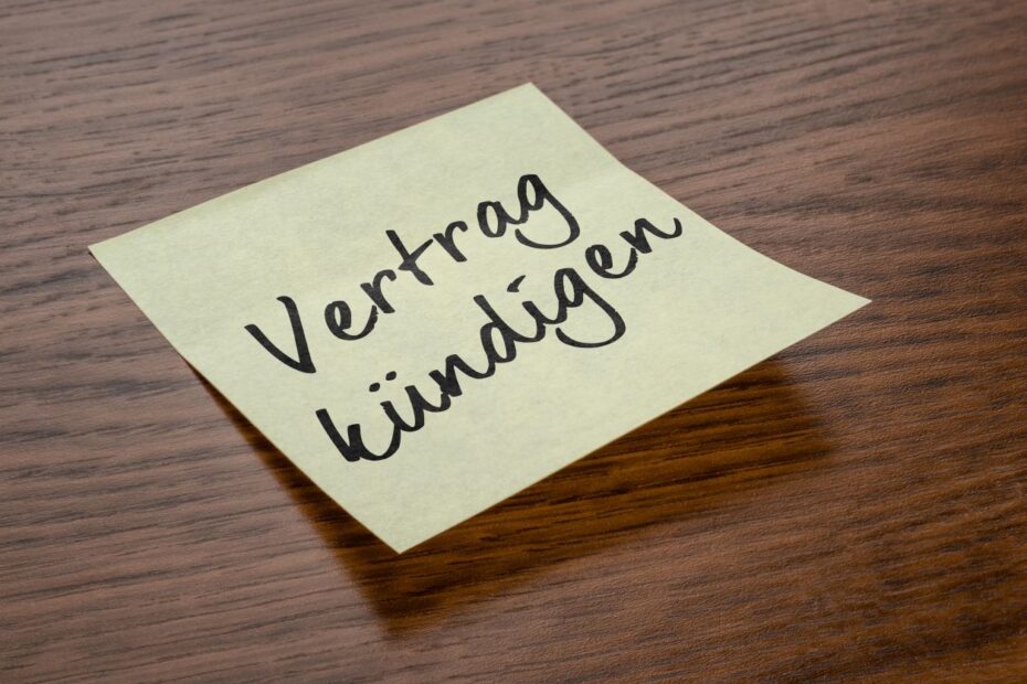 Notizzettel mit der Aufschrift „Vertrag kündigen“ auf Holztisch – Tipps zur fristlosen Kündigung eines Coaching-Vertrags mit Coaching Anwalt.