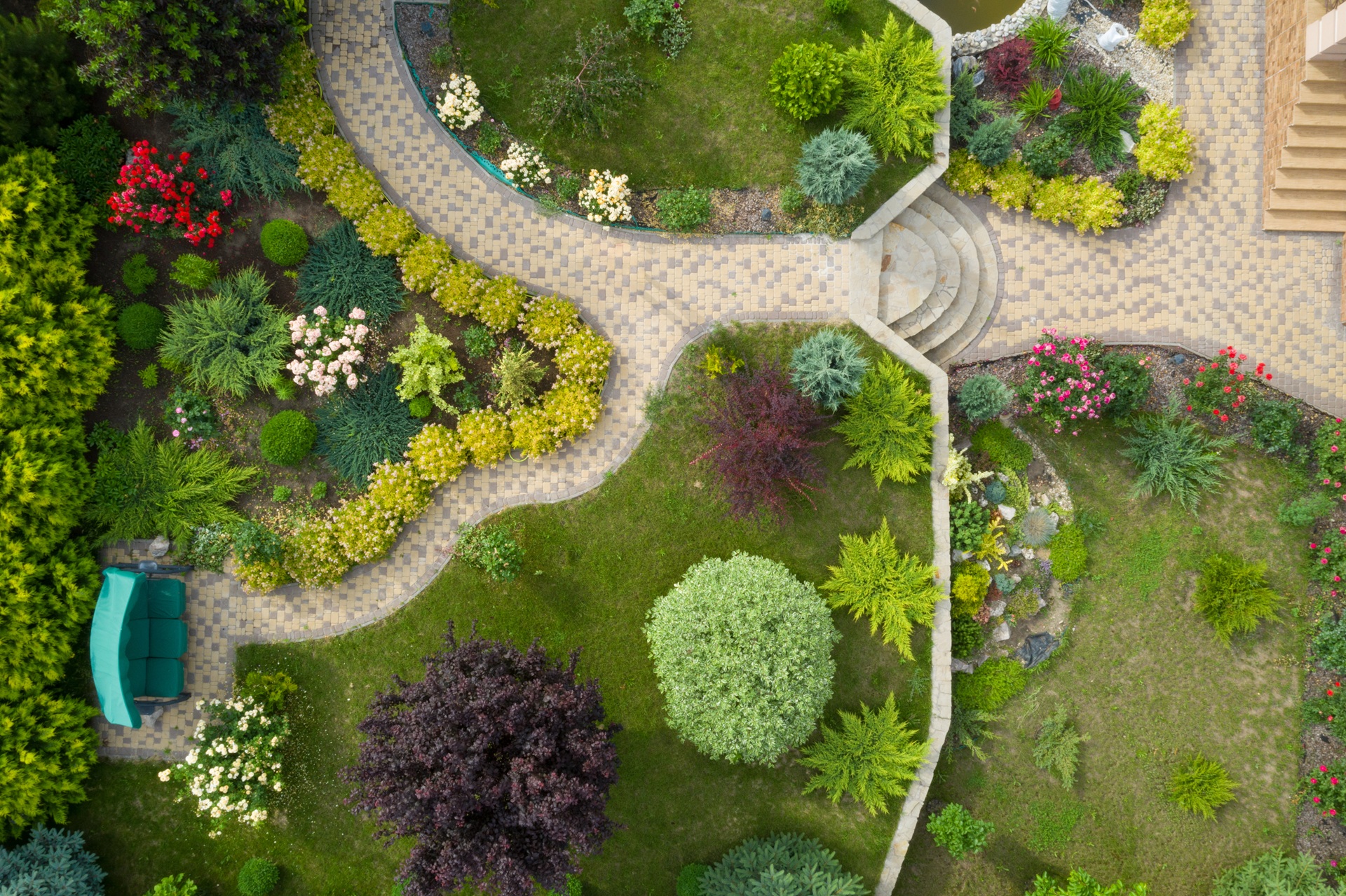 Garten mit Wegen und Mülltonnenboxen mit Pflanzdach von oben  