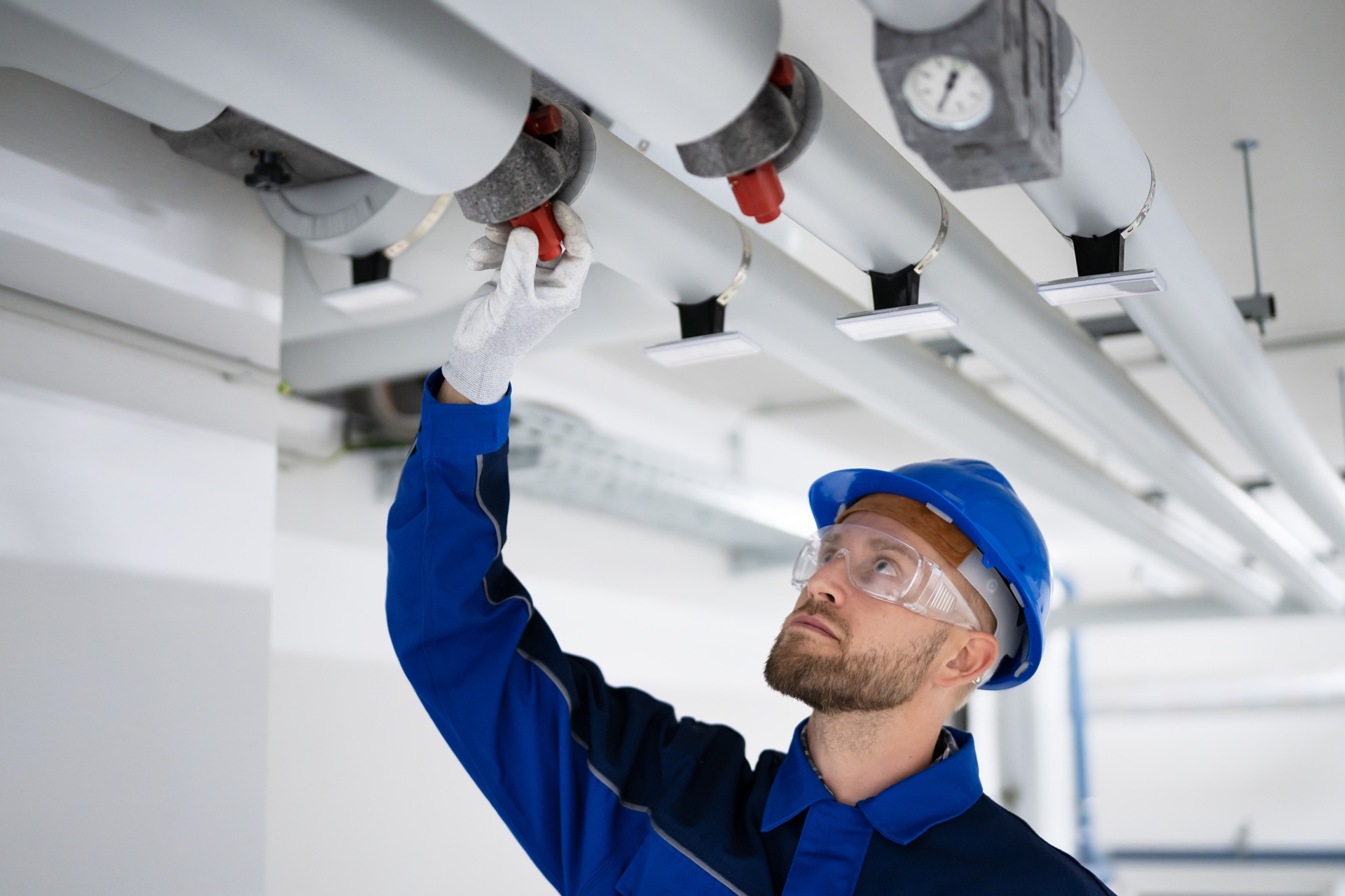 Techniker prüft Leitungssystem | Kanalsanierung

