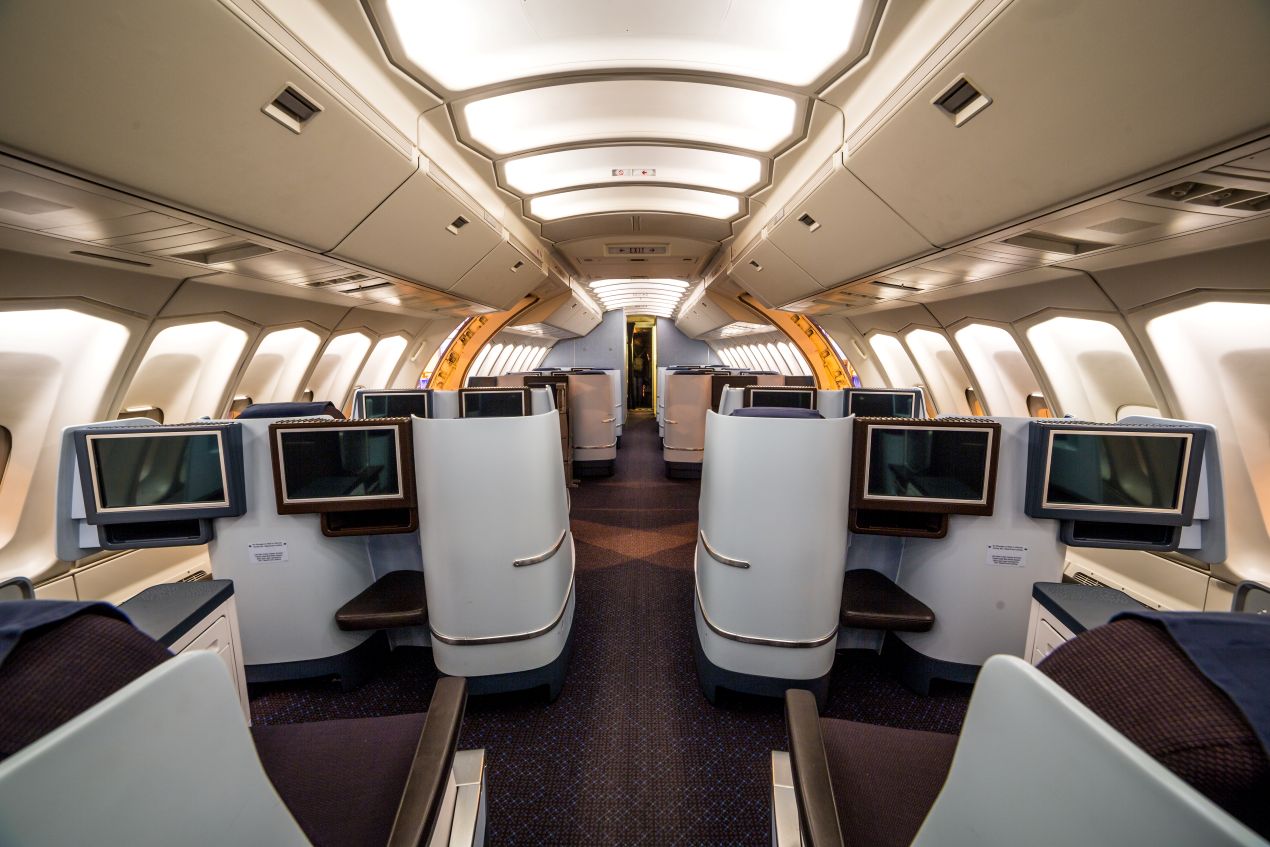 Emirates First Class Sitzplätze mit Monitoren und großzügiger Privatsphäre