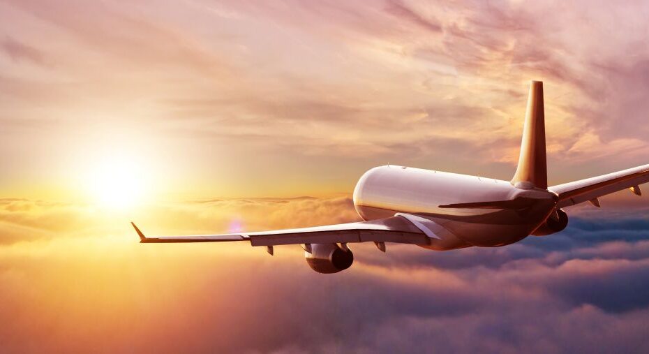 Emirates First Class Flugzeug im Sonnenuntergang über den Wolken