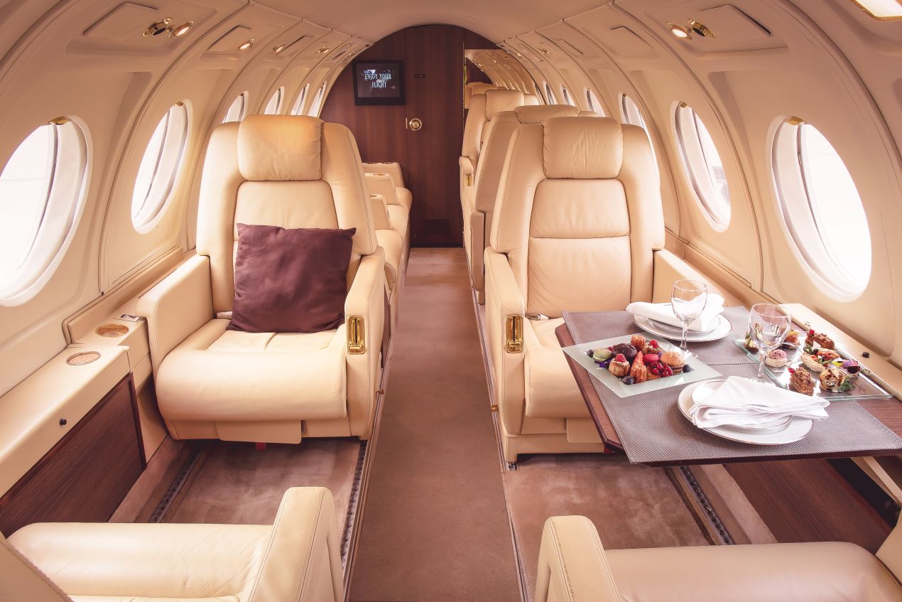 Emirates First Class Innenraum mit Leder-Sitzen und exklusivem Menü