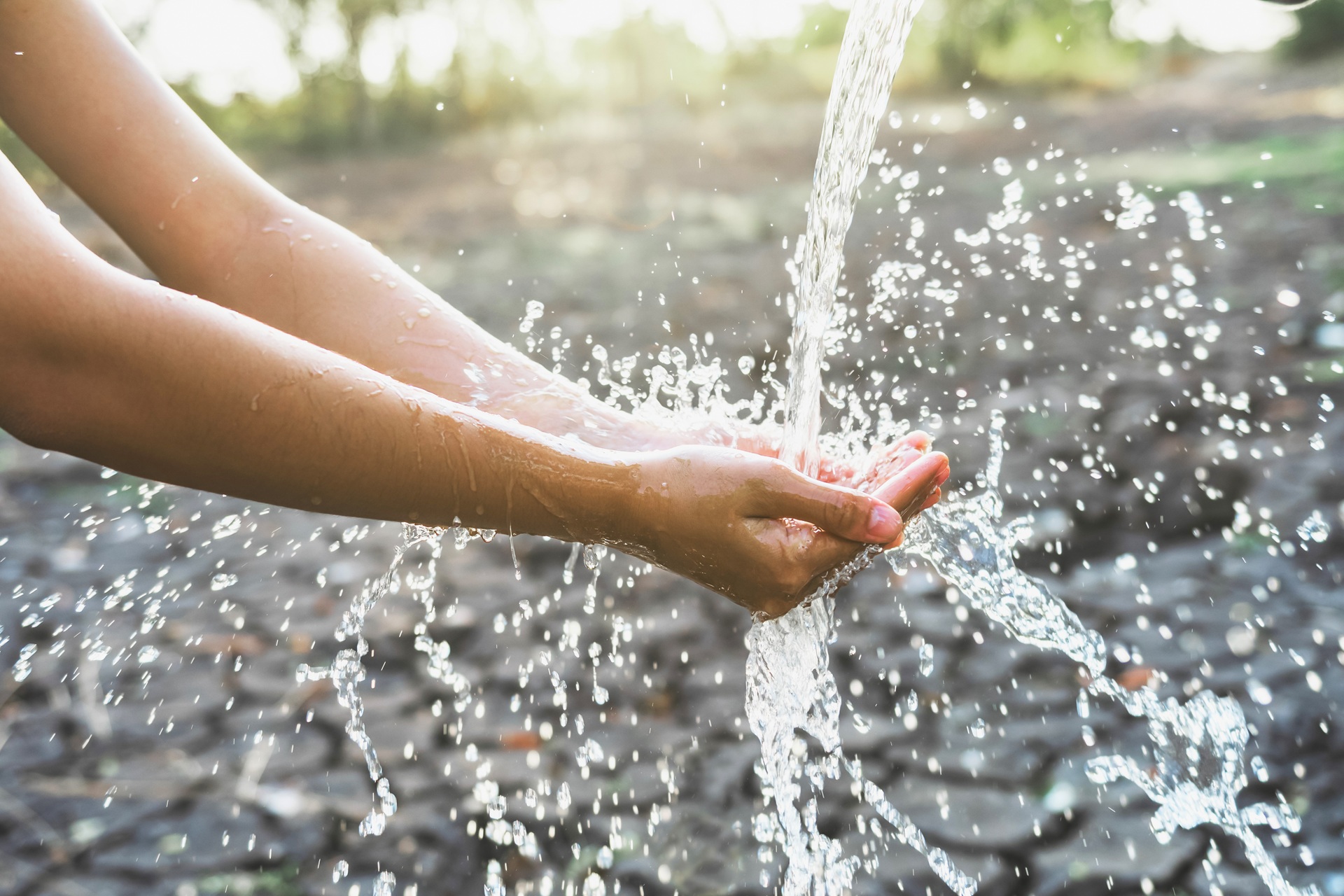 Haende unter frischem Wasserstrahl | Wasserspender für zuhause