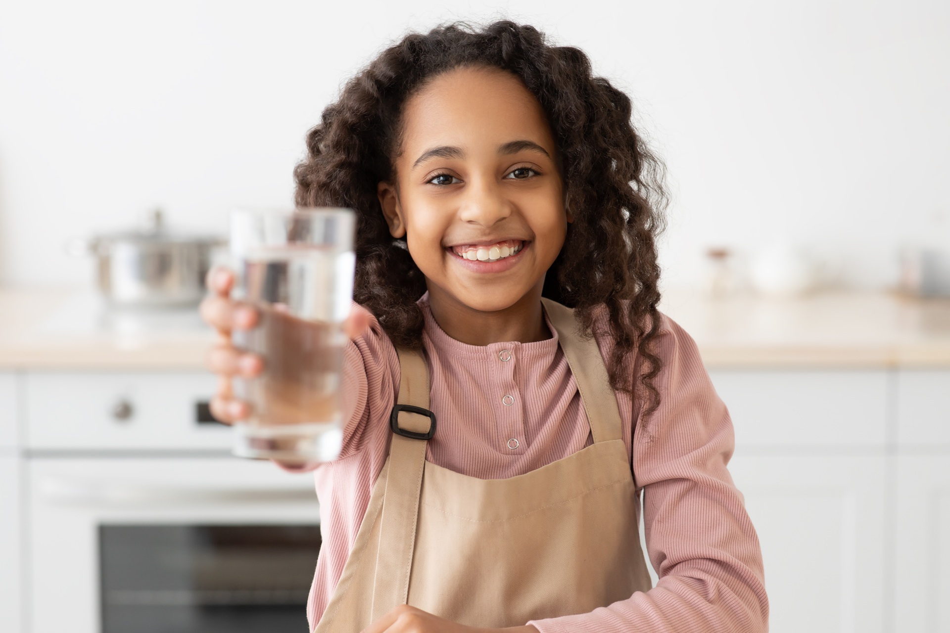 Maedchen haelt Glas mit frischem Wasser | Wasserspender für zuhause