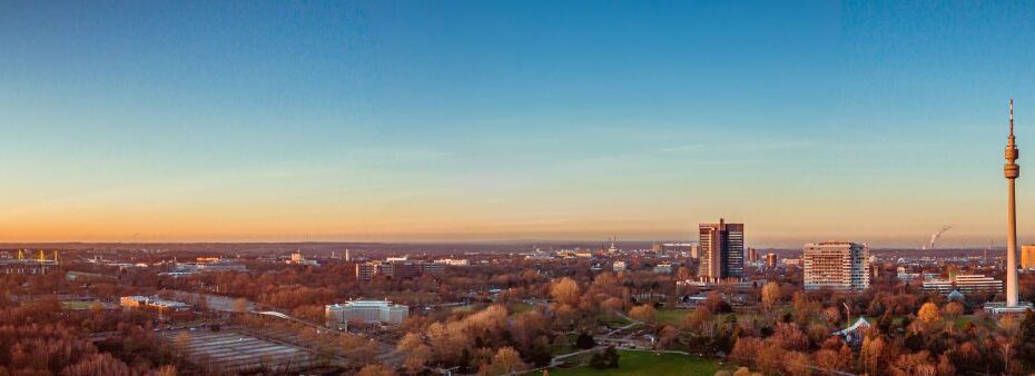 Panoramablick ueber Dortmund mit Fernsehturm und Stadion – Standort staerker Anbieter fuer Microneedling Dortmund