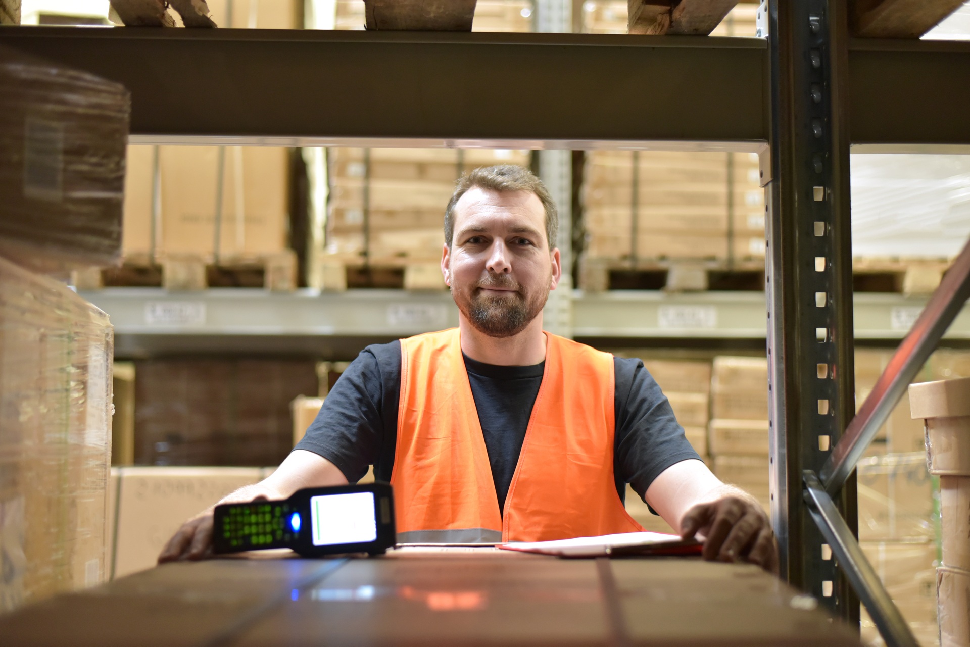 Lagerarbeiter mit Scanner prüft Bestand | Kleinteilelager